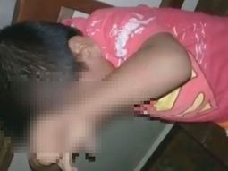 El niño agredido se protegía como podía de los golpes de su madre