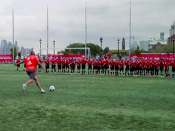 Dos estrellas mundiales jugaron un partido de fútbol frente a 40 chicos