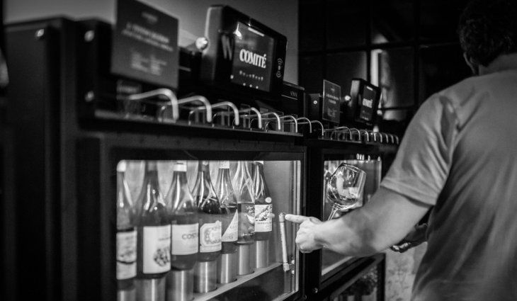 Gastronomía: un restaurante propone hacer degustación de vinos de canilla