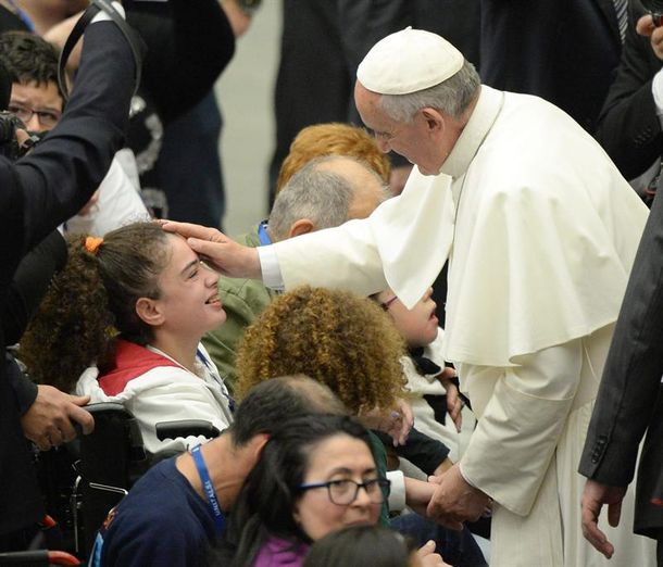 El Papa abrazó a los enfermos que peregrinan a Lourdes