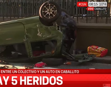 Volvían de una fiesta alcoholizados y apretadísimos adentro de un Twingo: terminaron volcando en Caballito