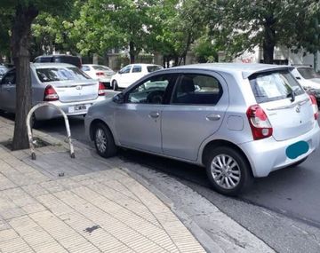 Un auto con identificación de discapacitado tapó una rampa