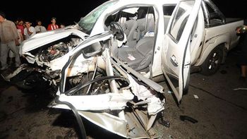 seis muertos en choque entre auto y camioneta seis muertos en choque entre auto y camioneta