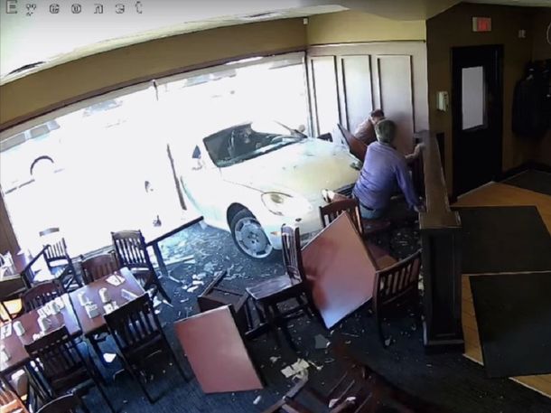 Un auto lo aplastó en un accidente y se paró lo más bien