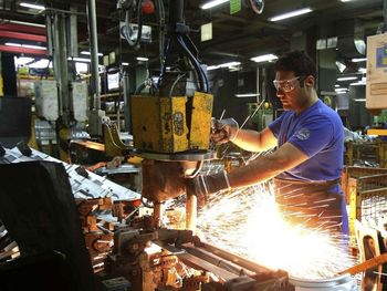 La industria cayó 8,5% interanual en febrero y la construcción cedió 5,3%