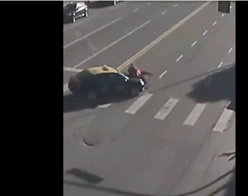 Impactante video en Mar del Plata: taxi embiste a una mujer y de milagro salva su vida