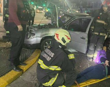 Fuerte choque en Palermo: un auto terminó incrustado en un poste de luz