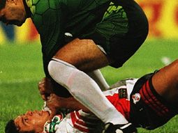 Chilavert, en su época de arquero, ahorcando a Gallardo, actual DT de River Chilavert, en su época de arquero, ahorcando a Gallardo, actual DT de River