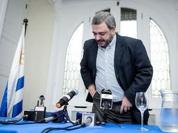 Mario Bergara podría bajarse de su candidatura por la polarización entre Yamandú Orsi y Carolina Cosse. Mario Bergara podría bajarse de su candidatura por la polarización entre Yamandú Orsi y Carolina Cosse.