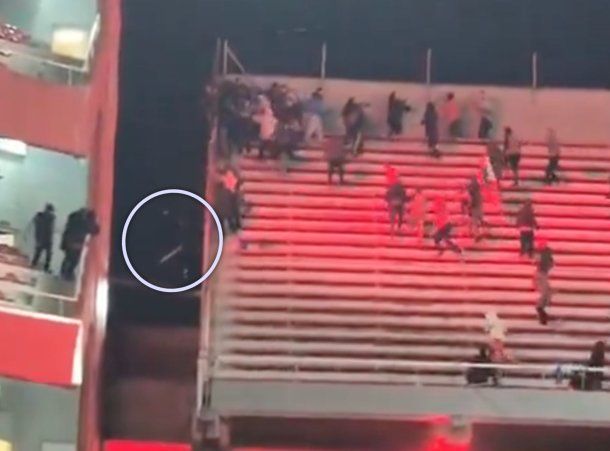 Caos en Avellaneda e imágenes sensibles: un hincha cayó al vacío desde la tribuna