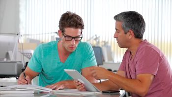 ¡adios a la corbata! el casual day de los viernes ya es para toda la semana ¡adios a la corbata! el casual day de los viernes ya es para toda la semana