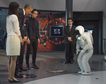 Obama jugó al fútbol con un robot japonés