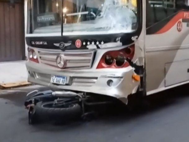 Un colectivo chocó contra una moto en Balvanera: hay dos heridos