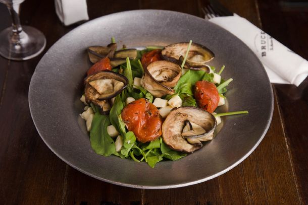 Por Leonardo Díaz, chef del Bruce Grill Station, un moderno restaurante al estilo Western, dedicado a la cocina norteamericana - @brucegrillstation Por Leonardo Díaz, chef del Bruce Grill Station, un moderno restaurante al estilo Western, dedicado a la cocina norteamericana - @brucegrillstation