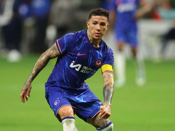 Tras la polémica por racismo, Enzo Fernández volvió a jugar en Chelsea y fue capitán