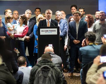 Solá presentó su frente electoral