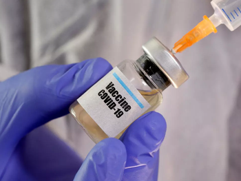 Les dieron cinco dosis de la vacuna contra el coronavirus