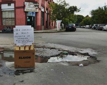 El cartel que apareció en un bache: invitan a concurso de pesca en la calle