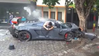 choco su lamborghini contra tres personas y aun asi no dejo su celular choco su lamborghini contra tres personas y aun asi no dejo su celular