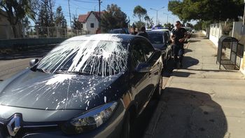 El conductor de un Renault Fluence estacionó el auto frente al garage de una casa y le arrojaron pintura. El conductor de un Renault Fluence estacionó el auto frente al garage de una casa y le arrojaron pintura.