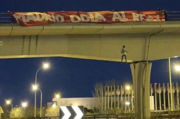 Escándalo en Madrid: apareció un muñeco de Vinicius Jr colgado de un puente