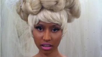 el vestido no la contuvo y tuvo que cubrirse con sus manos el vestido no la contuvo y tuvo que cubrirse con sus manos