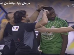 contra la moda: en arabia le cortaron el pelo a un jugador por extravagante contra la moda: en arabia le cortaron el pelo a un jugador por extravagante