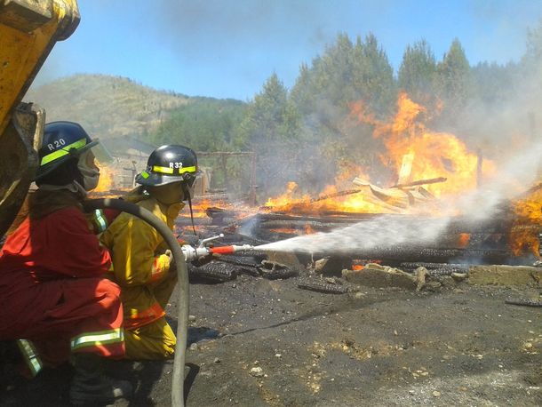 Continúa sin control el incendio forestal desatado en Neuquén