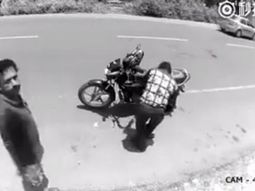 ladron arrepentido: robo una billetera pero la devolvio porque lo vieron ladron arrepentido: robo una billetera pero la devolvio porque lo vieron