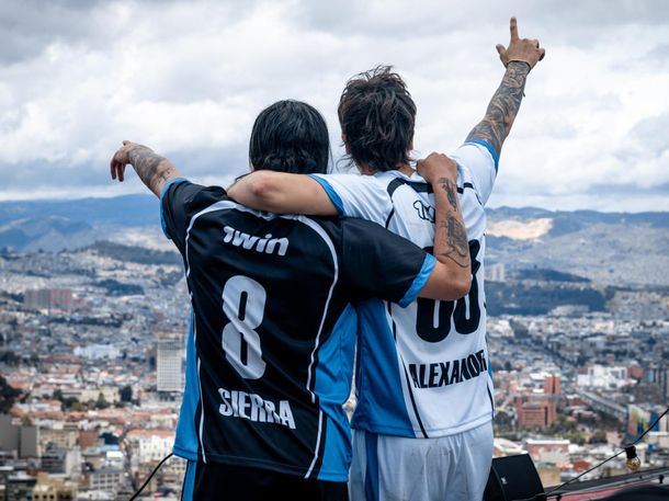 1win y FUTTO establecen el récord mundial oficial del partido de fútbol disputado a mayor altura sobre un edificio