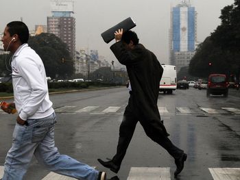 Los porteños viven un domingo templado, pero con lluvias y tormentas