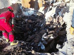 llevaba a su nene al jardin y se derrumbo su casa: murio con su hijo llevaba a su nene al jardin y se derrumbo su casa: murio con su hijo