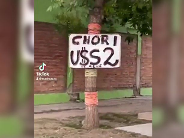 Un parrillero se cansó de los aumentos y puso el chori a 2 dólares