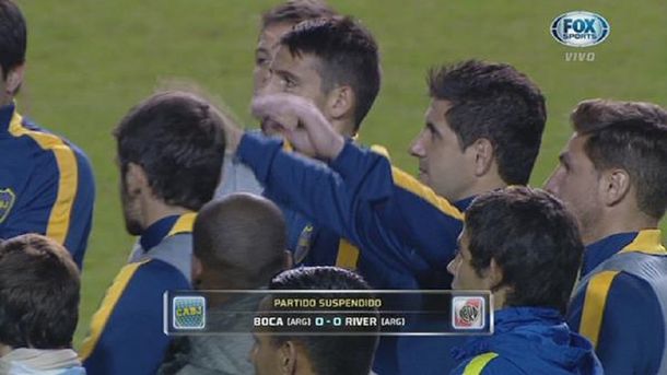 ¿A la barra? Inexplicablemente, los jugadores de Boca saludaron a la hinchada