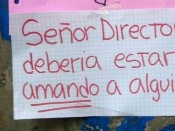 Este es uno de los carteles que le dejaron al director tras el hecho