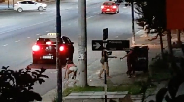 Video insólito en Mar del Plata: sube a un taxi y se le caen bolsas con droga