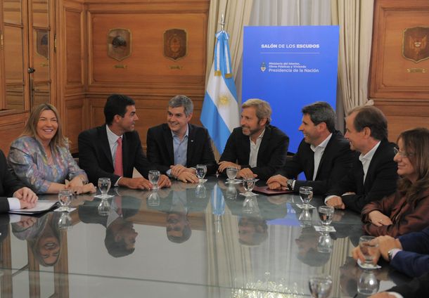 El Gobierno promete regularizar deudas para obra pública y cambiar el decreto por el traspaso de la policía a la Ciudad