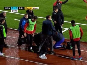 Serbia: un DT se desplomó en pleno partido y murió camino al hospital