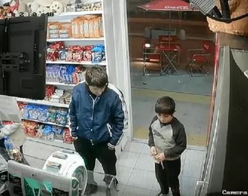 VIDEO: Usó a un nene para distraer al vendedor mientras robaba un kiosco