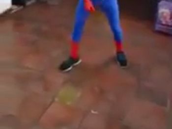 Se disfrazó de Spiderman pero terminó mal