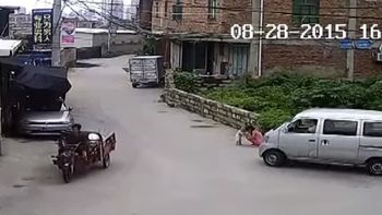 increible: un bebe fue atropellado, quedo abajo de la camioneta y se salvo increible: un bebe fue atropellado, quedo abajo de la camioneta y se salvo