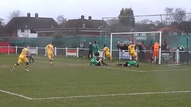 Jordan Carey no se bancó el gol en el rebote de un penal y reaccionó con furia