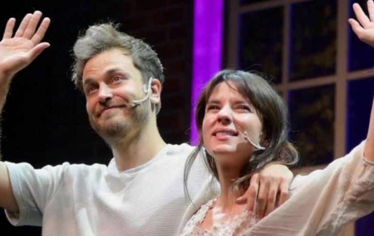 El tenso momento de Gime Accardi y Andrés Gil a la salida del teatro