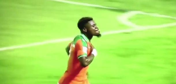 El polémico gesto defensor Serge Aurier.