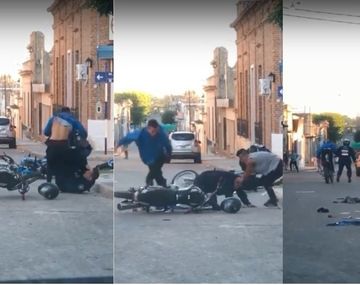 Pelea mano a mano entre policías y motoqueros