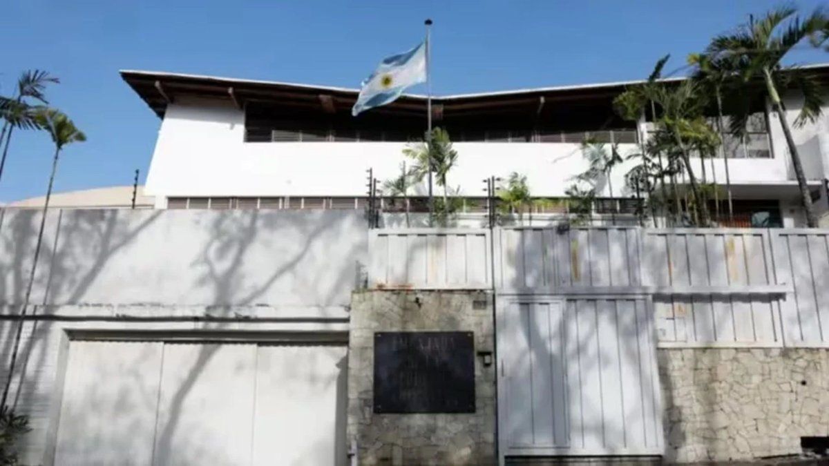 Tras la partida de diplomáticos, la bandera argentina volvió a flamear en la embajada en Venezuela