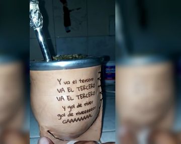 ¡Imperdible! Reversionó el  relato del gol de Pity Martínez a Boca en un mate