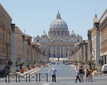 Alarma en el Vaticano: detuvieron a un hombre que irrumpió con un auto en la ciudad