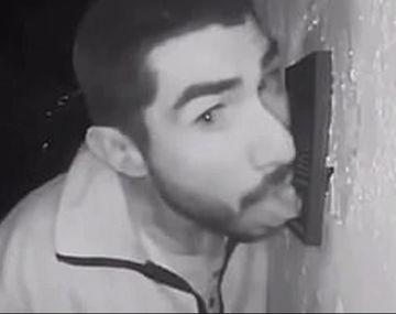 Lo escarcharon lamiendo timbres