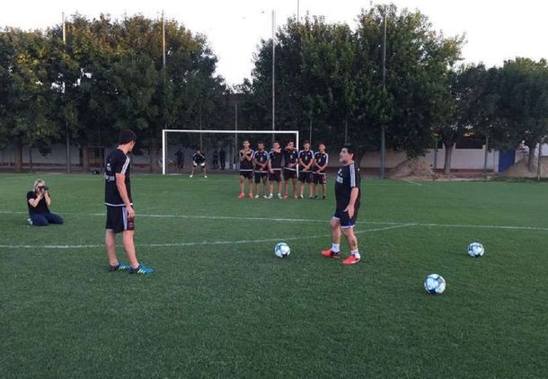 Maradona dio clases de tiros libres a Deportivo Diestra - Crédito: Ole
